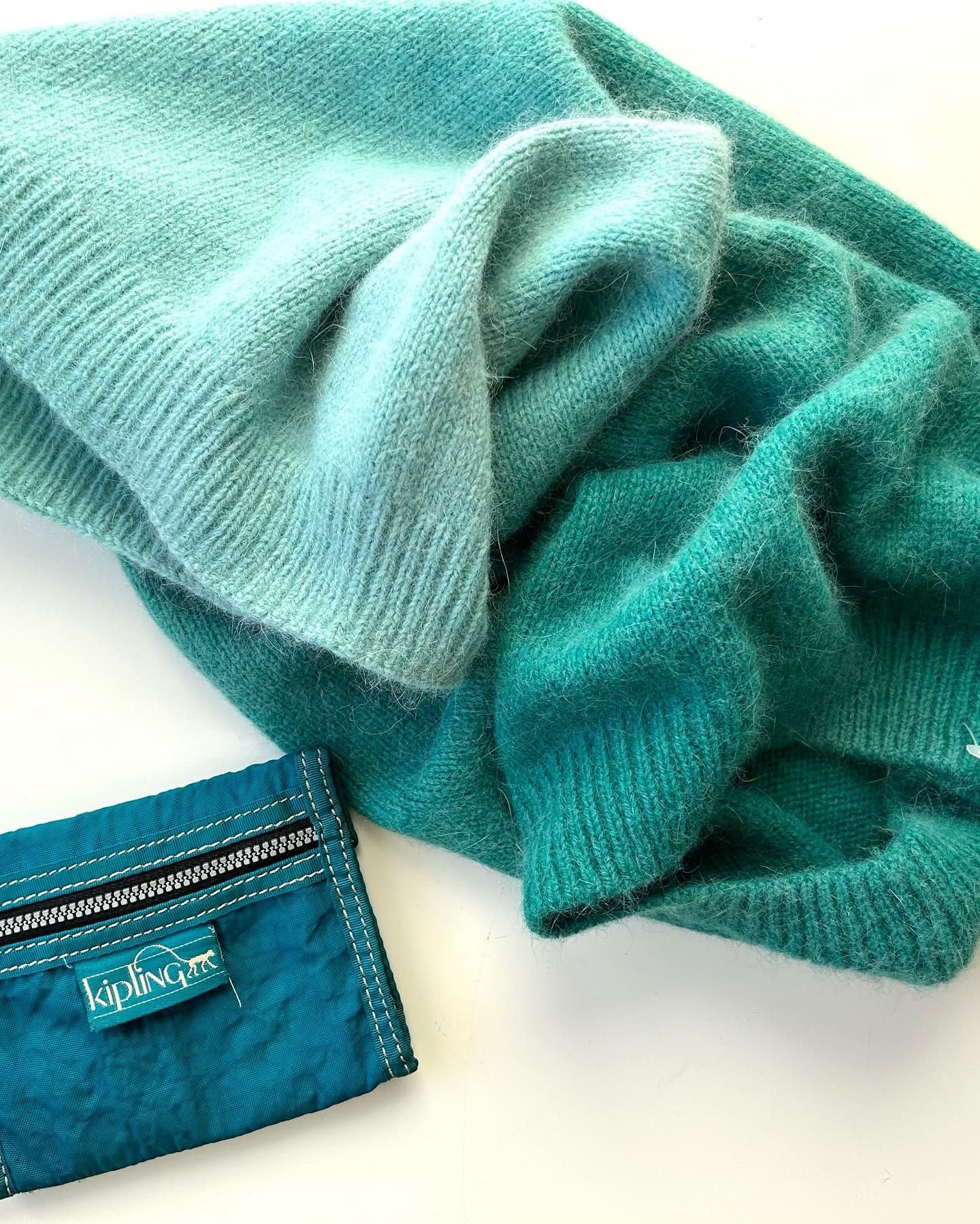 Kipling портмоне и мек шал вълна и ангора H&M в цвят мента