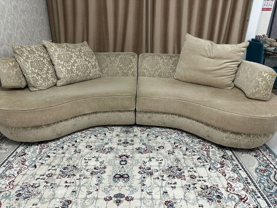 Диван в хорошем состоянии. Чистый.