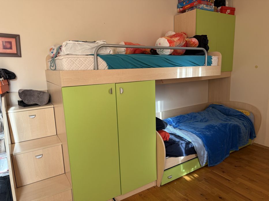 Двуетажно легло с включен към него секция и гардероб