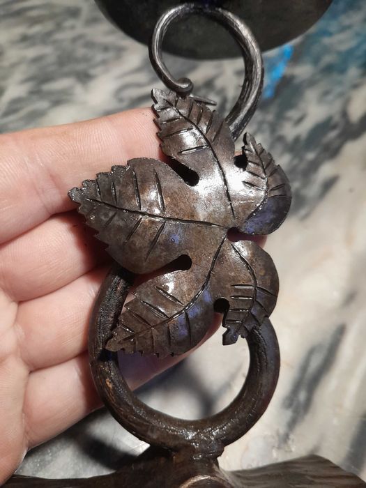 Продавам свещник от ковано желязо