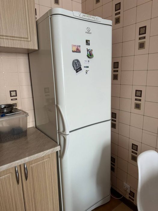 Продам холодильник Indesit