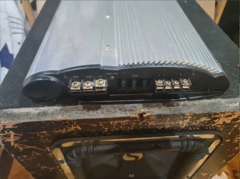 Vand tub de bass si amplificator auto Coustic 600se