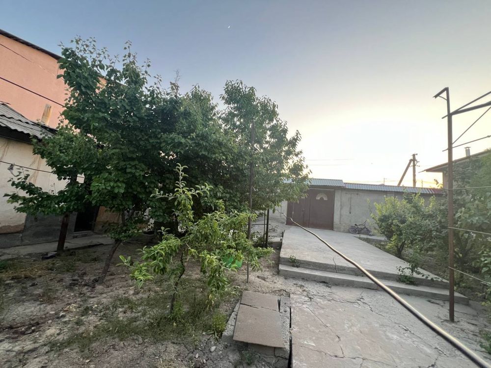 Уй сотилади 8 сотих.