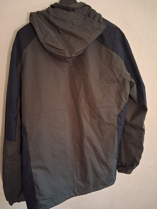 Куртка Nike хорошо в дождь.