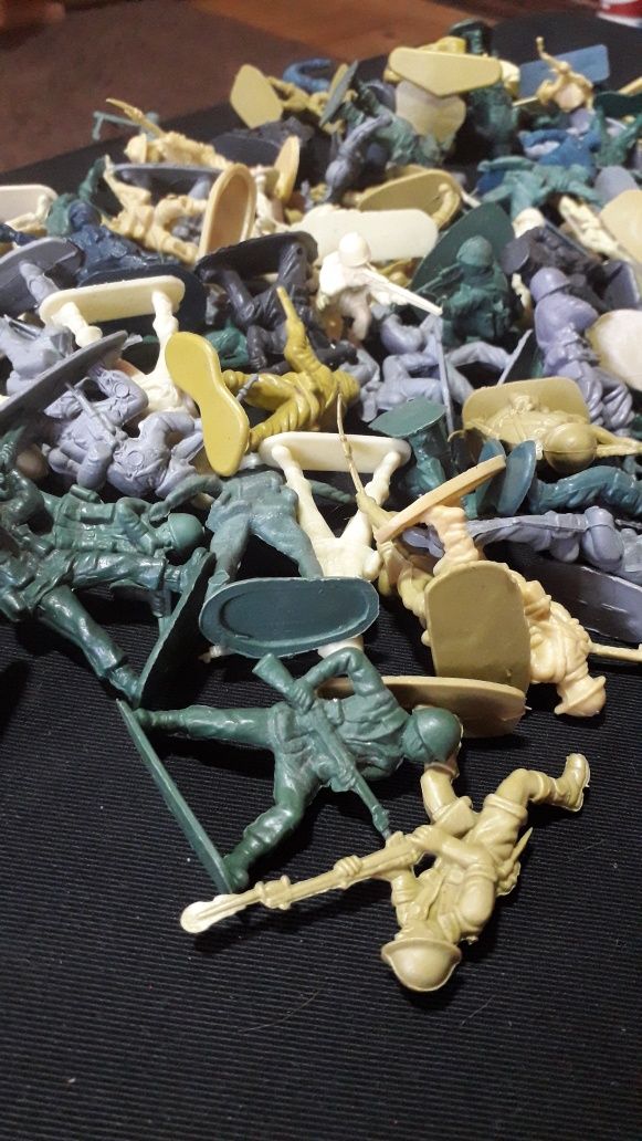 Jucarii vechi de colectie ,/ soldați, / figurine plastic 132 piese.
