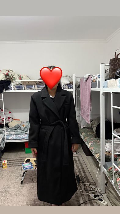 Пальто ұзын,киілмеген,этикеткасымен тұр.