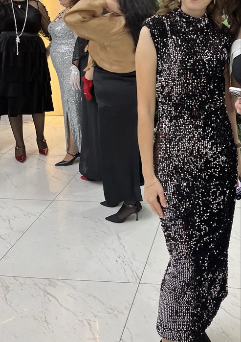 Продам платье черного цвета с серебристыми пайетками