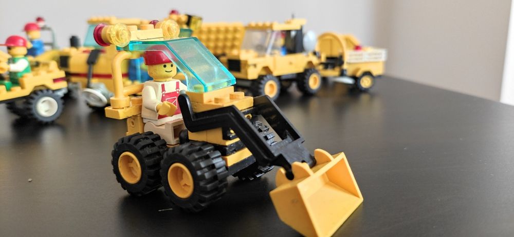 Продавам Лего ремонтна серия багер влак самосвал кран  чистач улици