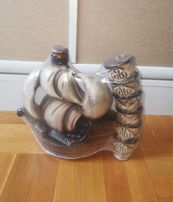 Керамичен чисто нов сервиз вино ракия шише форма Кораб с платна 6 чаши