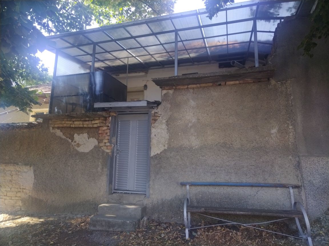 Продавам две къщи в един парцел  
Ото