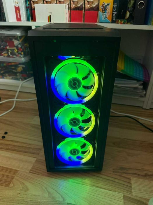 Desktop cu carcasa mid tower