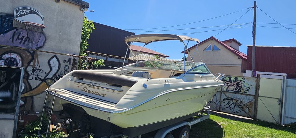 SeaRay 230 Signature Overnighter