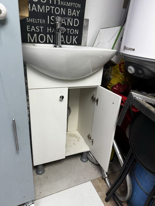 Шкаф с мивка,Батерия+меки връзки за вода.