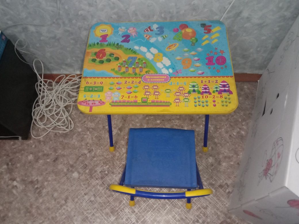 Продаётся детский стол со стульями