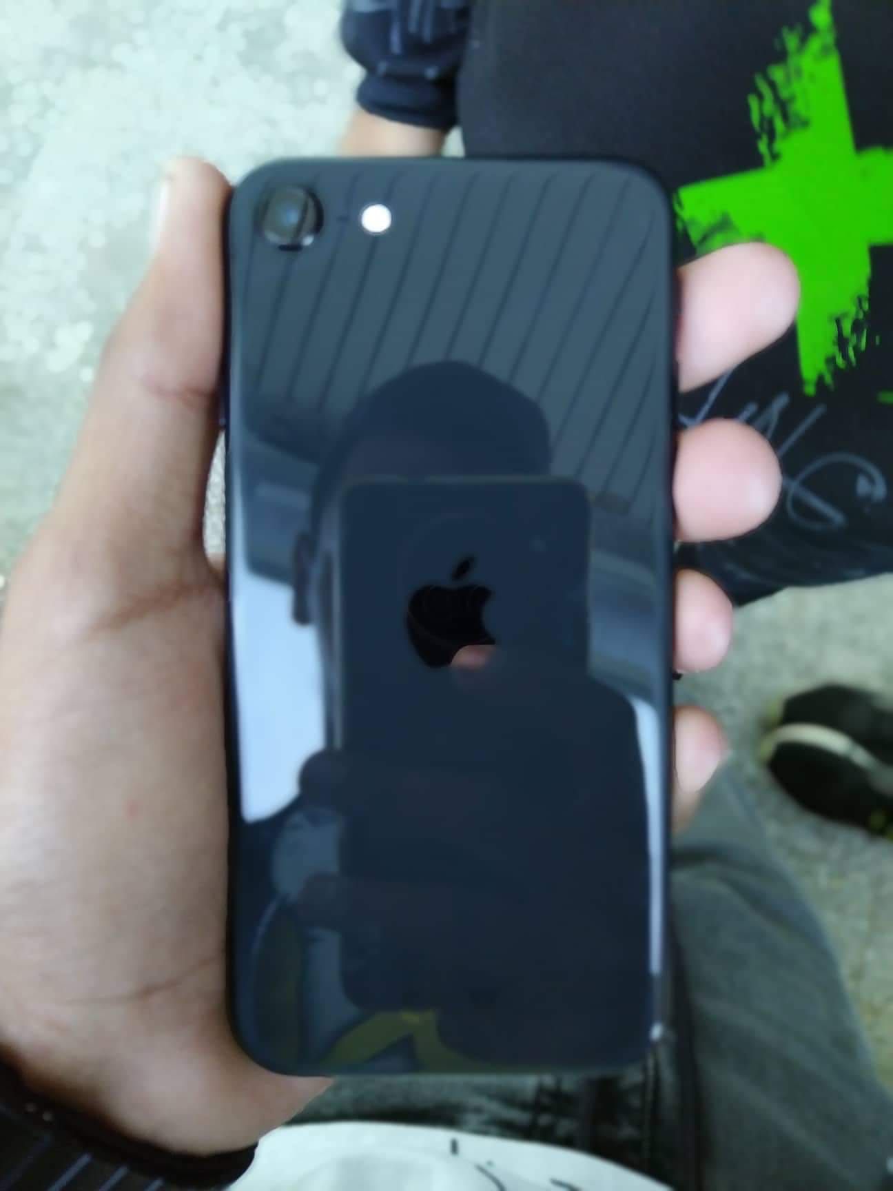 Продавам iPhone SE 2020