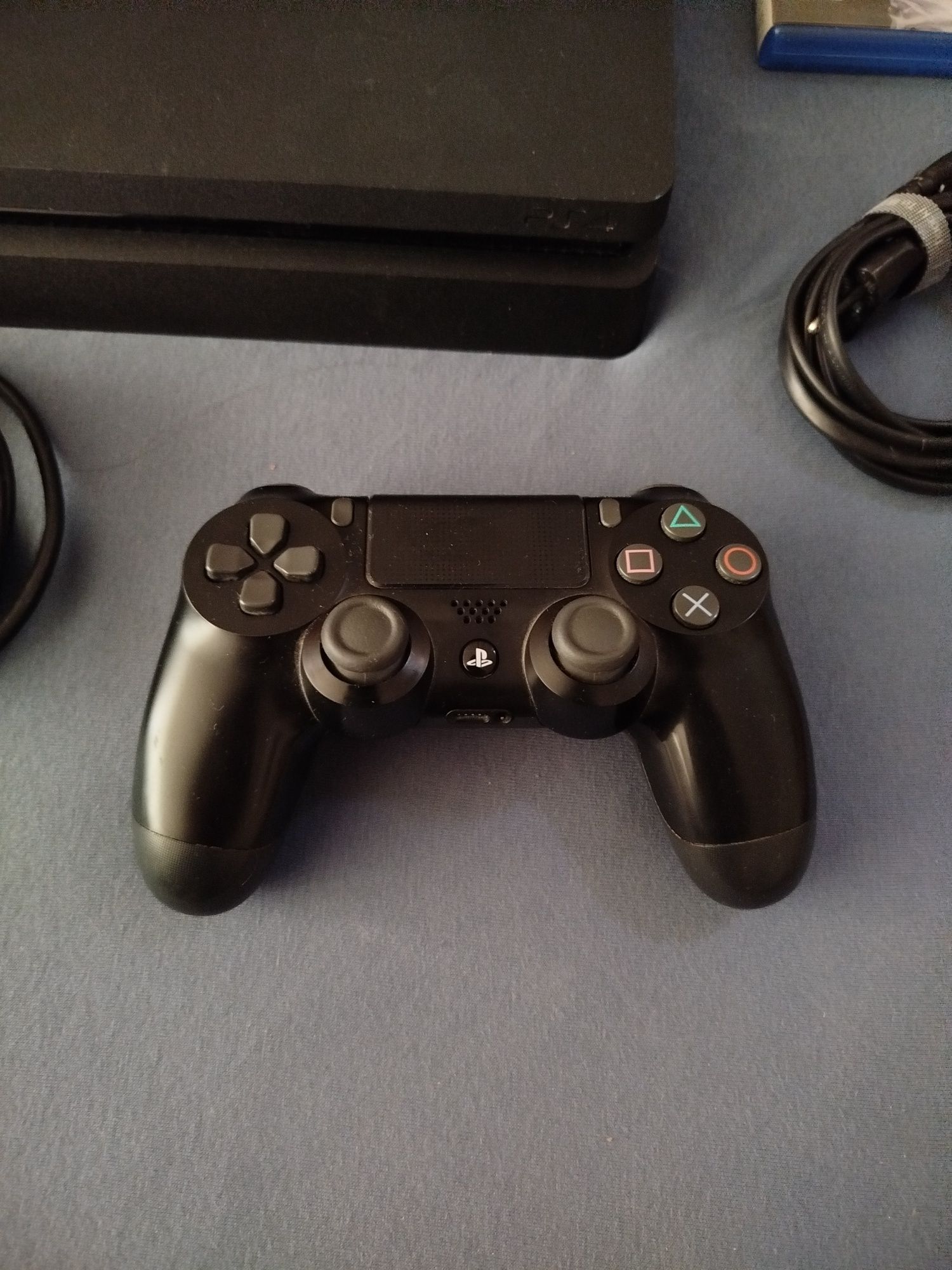 Playstation 4 Slim + joystick + 6 игри