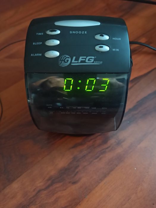 Aparat radio cu ceas