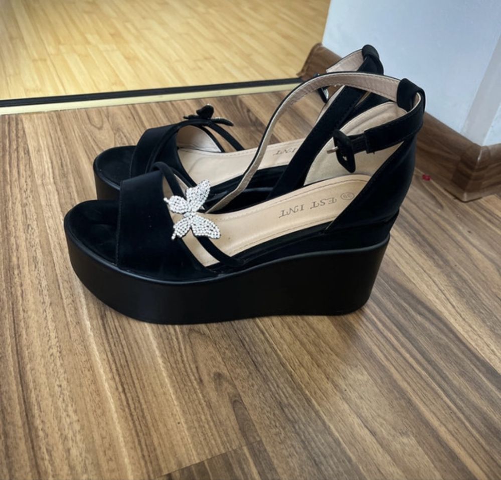 Sandale cu platforma