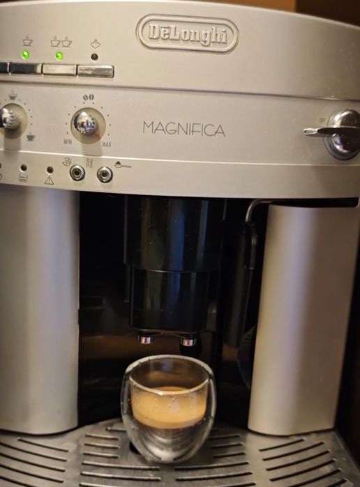 Vând aparat de cafea Delonghi Magnifica