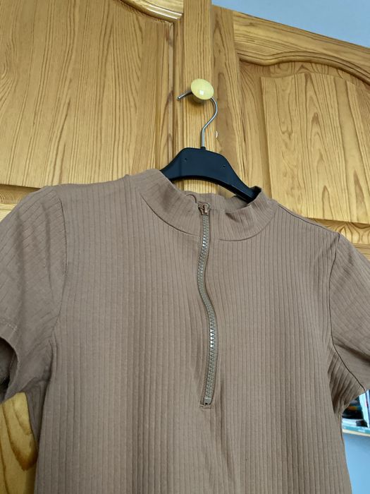 Кафява Рокля с много  приятен цват.