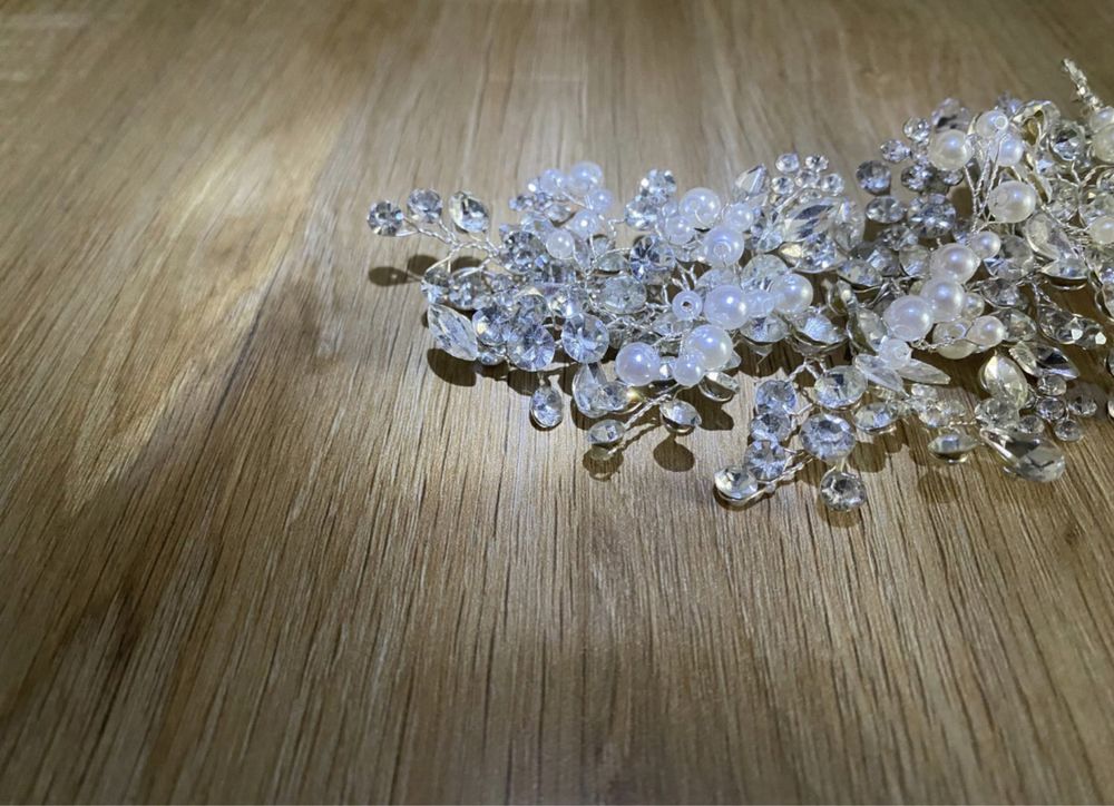 Tiara sau coronițǎ de mireasă cu zirconiu și perle