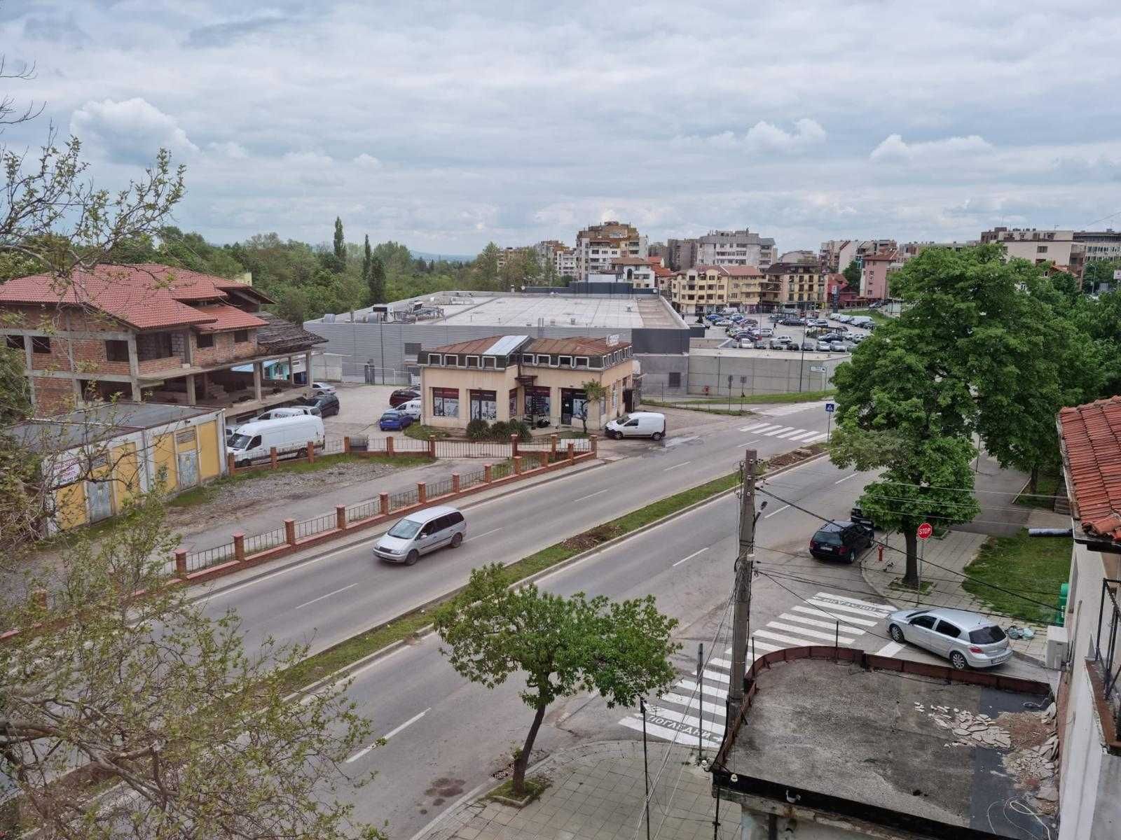 Апартамент в центъра 3 стаен Река Лева
