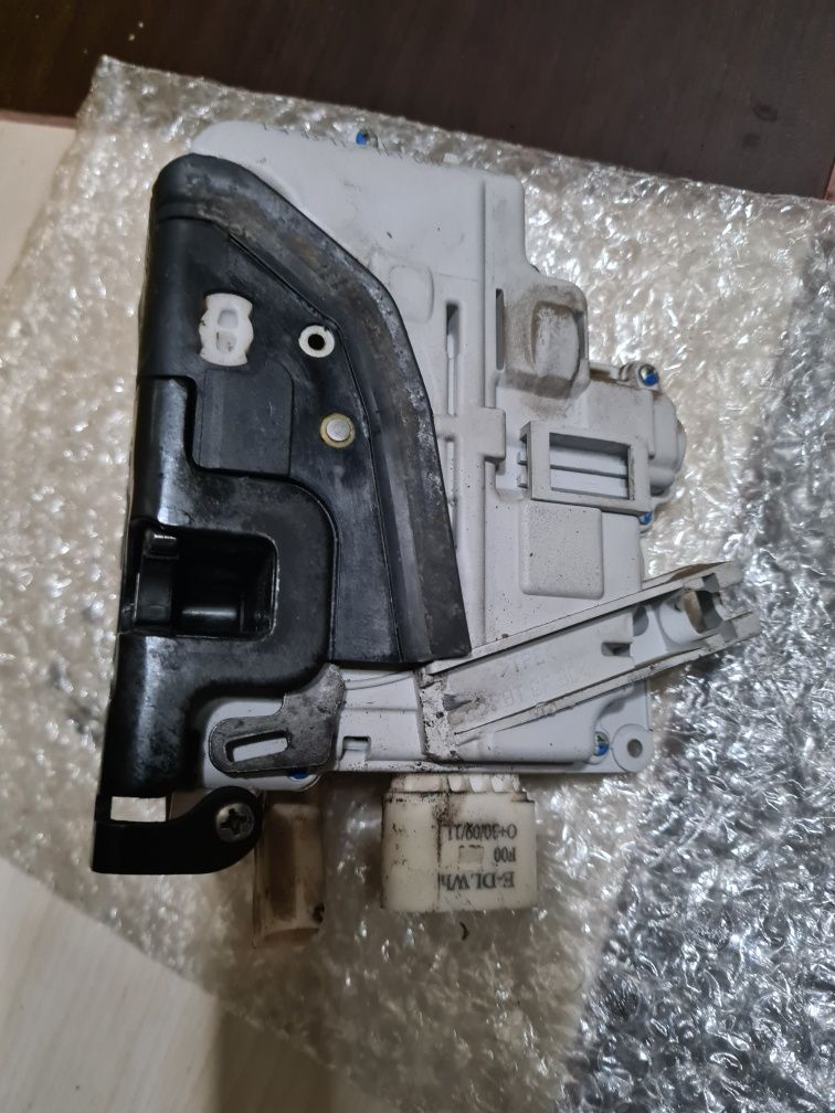 Incuietoare(broasca) usa stanga fata  VW TOUAREG 7P