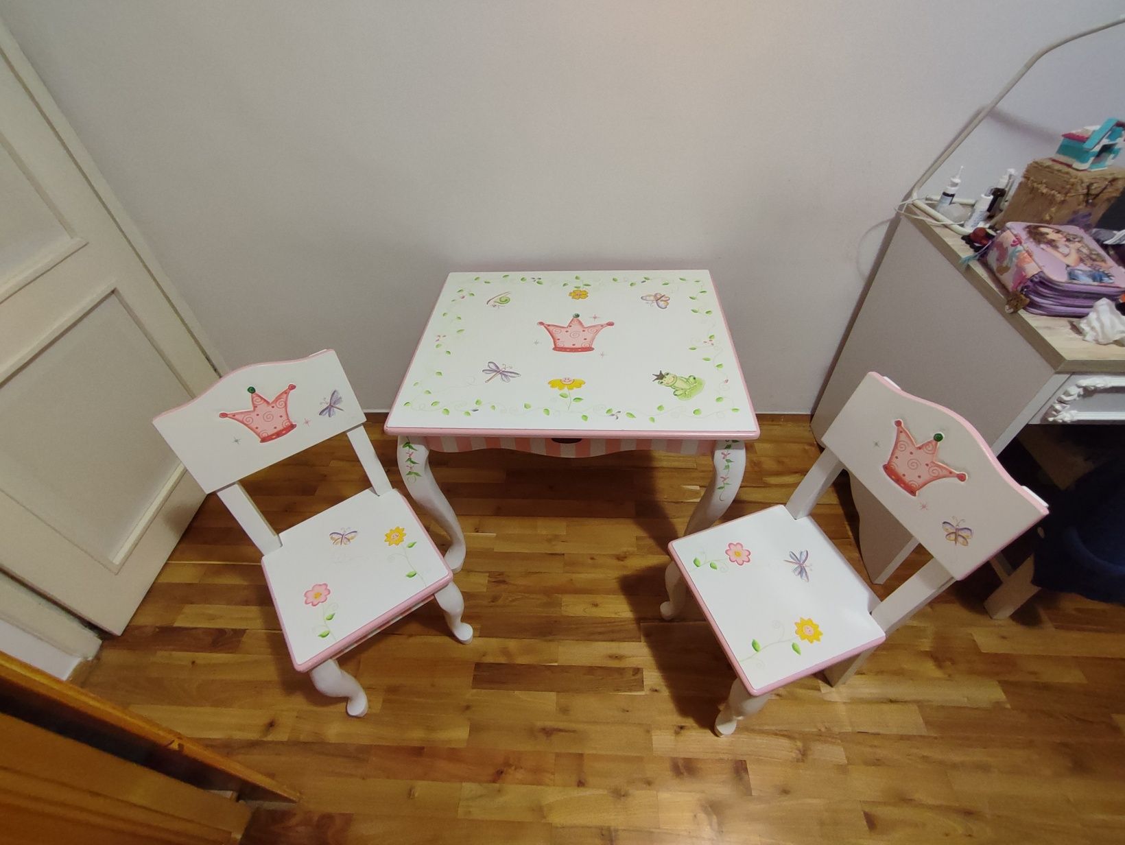 Teamson Kids оригинална детска дървена маса с два стола