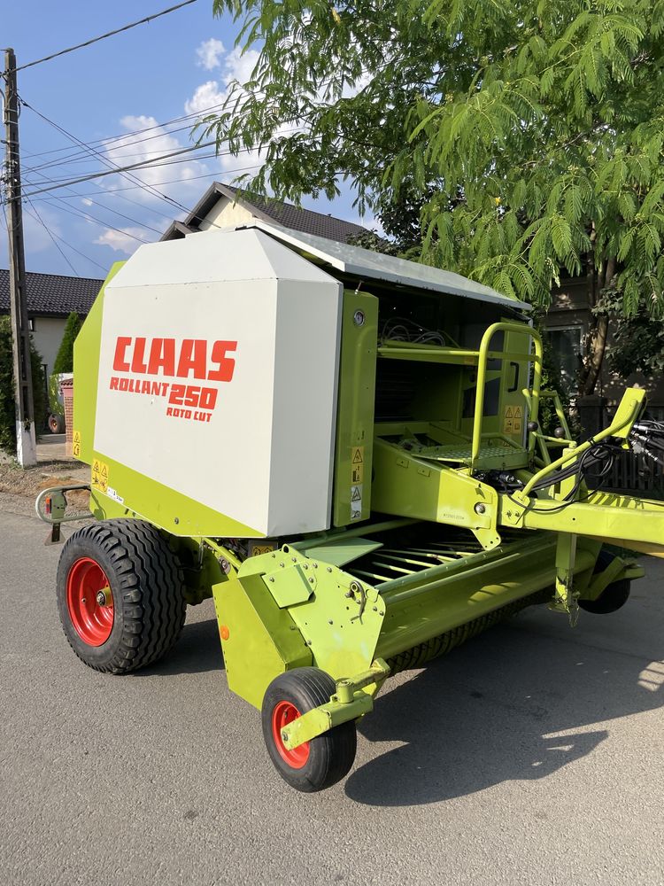 Presa de balotat , balotiera rotundă Claas Rollant 46 , Welger , Deutz