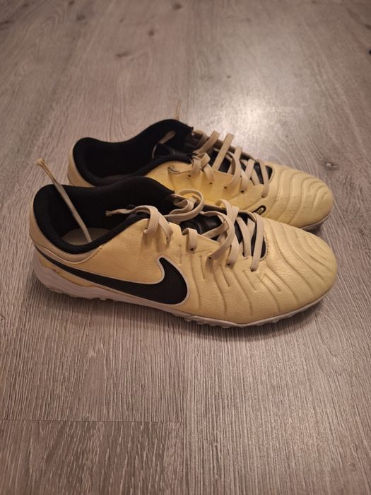 Ghete de fotbal nike tiempo