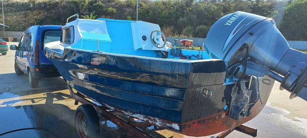 Лодка Кормуран с двигател