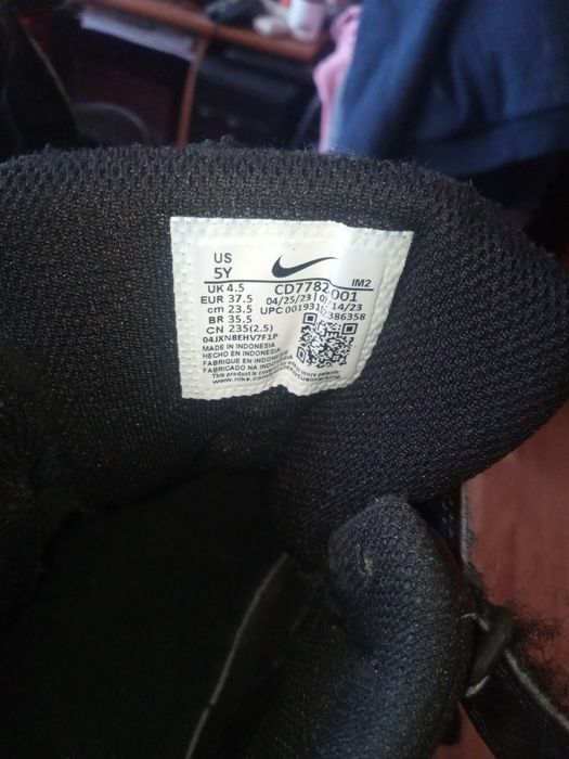 Adidași nike că noi