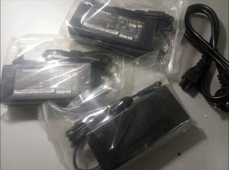 оригинал от TOSHIBA зарядка блок питания
