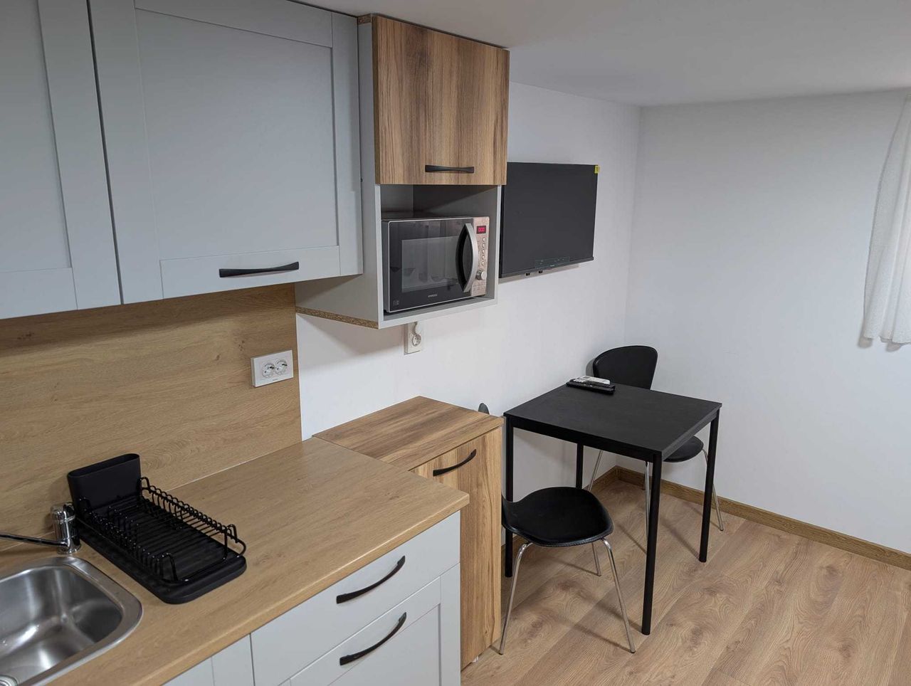 Дава се под наем Едностаен апартамент в Варна, Център - 30 кв.м за 350 € - Снимка #2