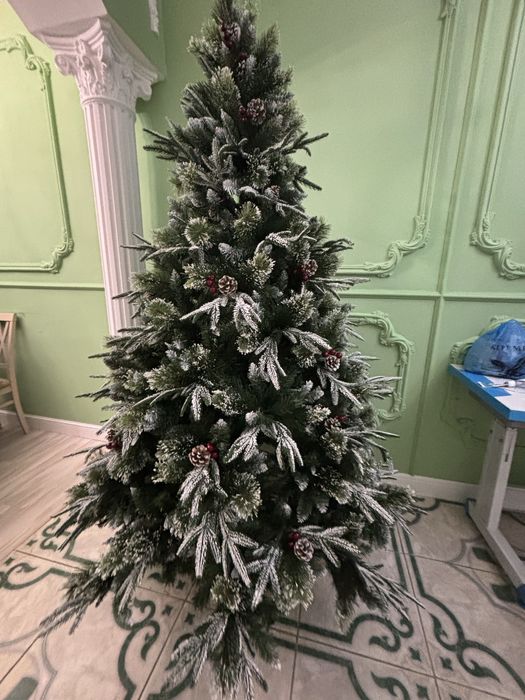 Ёлка искувуственная 2,40м с игрушками 24шт