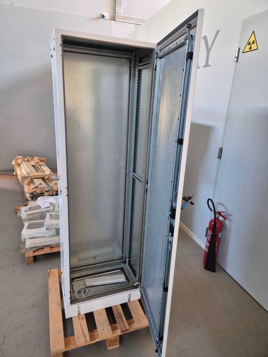 Метален шкаф за ел табла