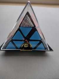 pyraminx mefferts 1981 г пъзел в стила на Кубчето на Рубик.