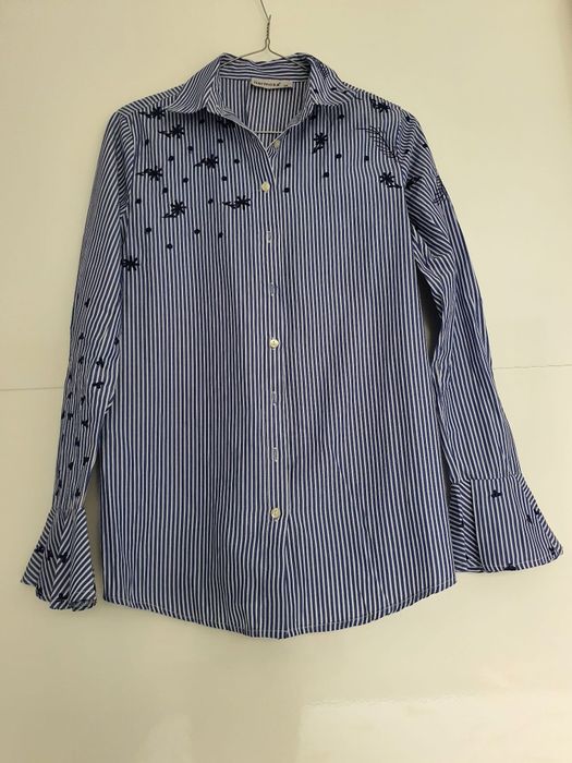 Camasa casual, albastra cu linii albe si imprimeu floral