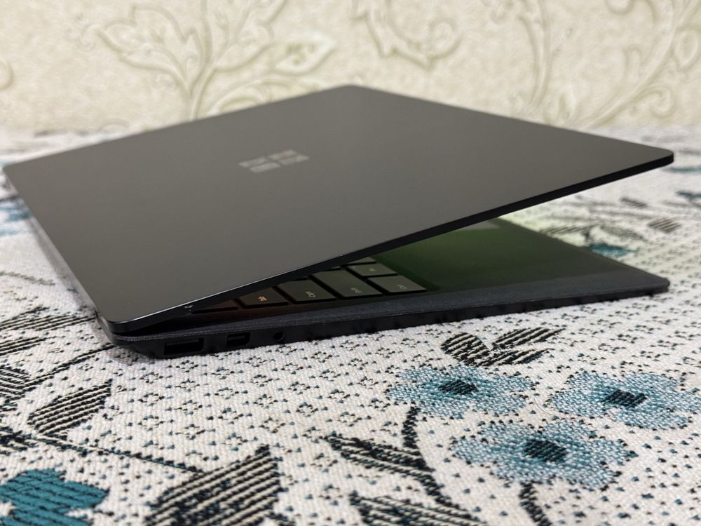 Microsoft Surface Laptop 2 2018 Black Alcantara 2K Touchscreen