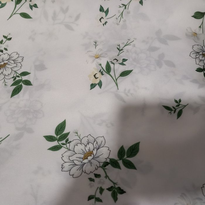 Doua draperii albe cu floricele. Atractiva cu imprimeu de vară.
