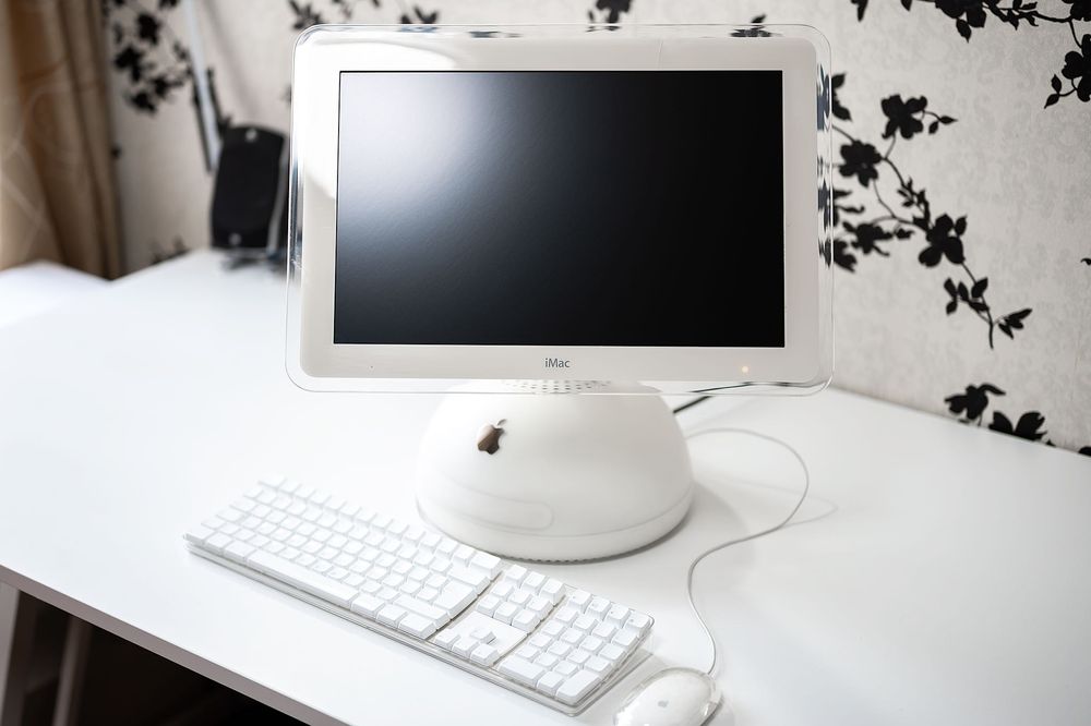 Apple iMac G4 17” The Lamp