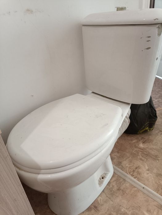 Унитаз с бачком в рабочем состоянии