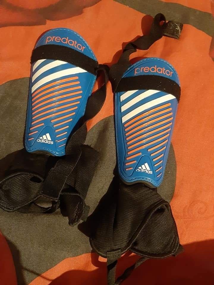 Продавам футболни кори за игра Adidas Predator