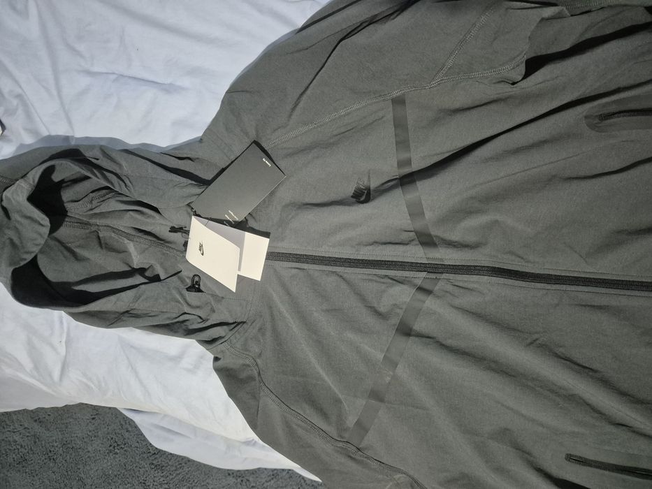 Vând geaca Nike tech