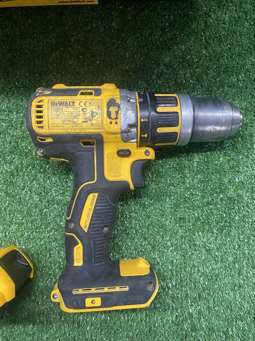 Безчетков ударен винтоверт Dewalt DCD795 с батерия 2ah,зарядно и куфар