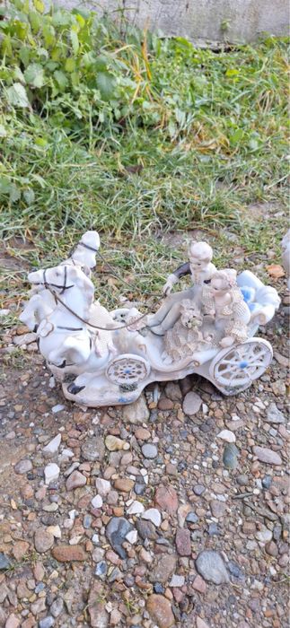 Vând bibelouri ….