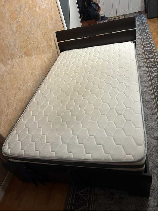 Pat cu saltea inclusă - stare excelentă!