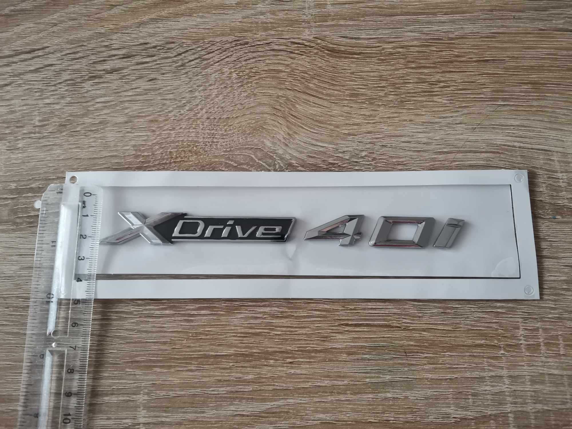 сребрист надпис BMW Xdrive 40i
