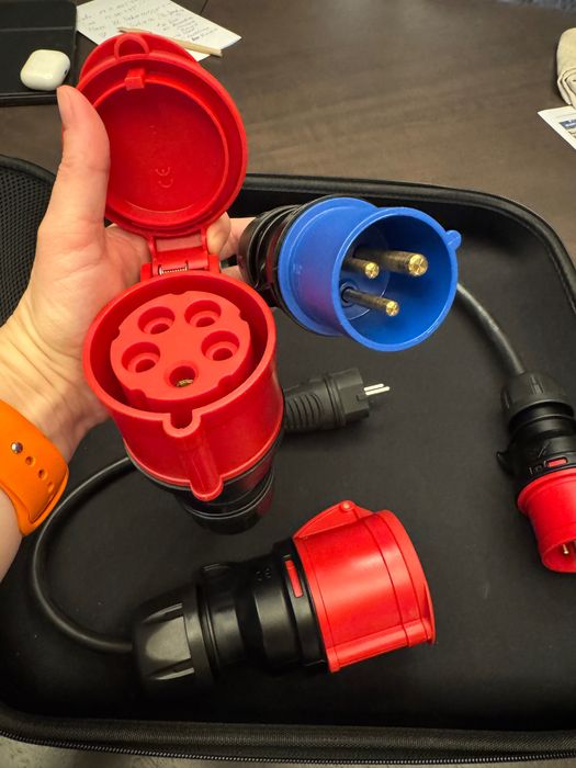 Комплект адаптери go-e Charger Gemini flex 22 kW + оригинален калъф