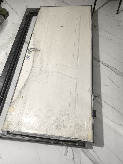 Продам железную(входную) дверь